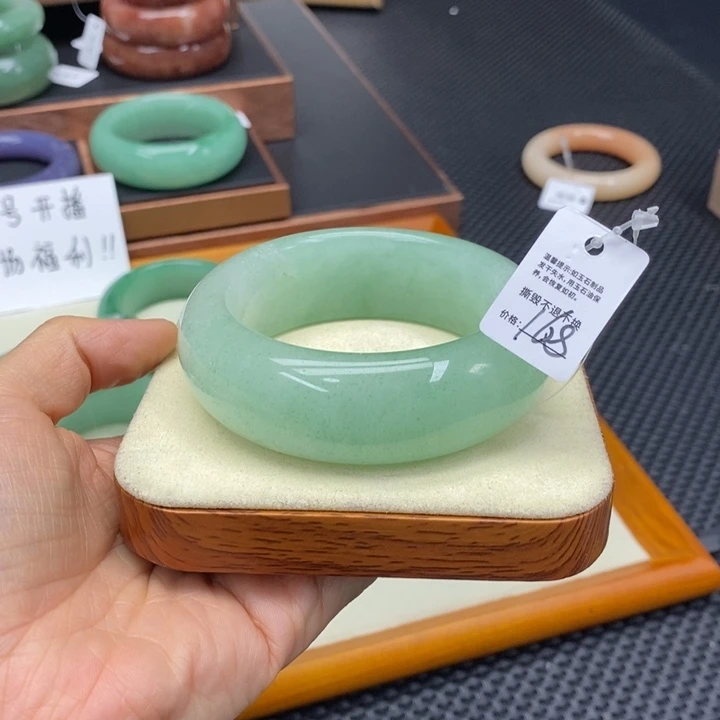 小***蛋石英质玉未镶嵌手镯