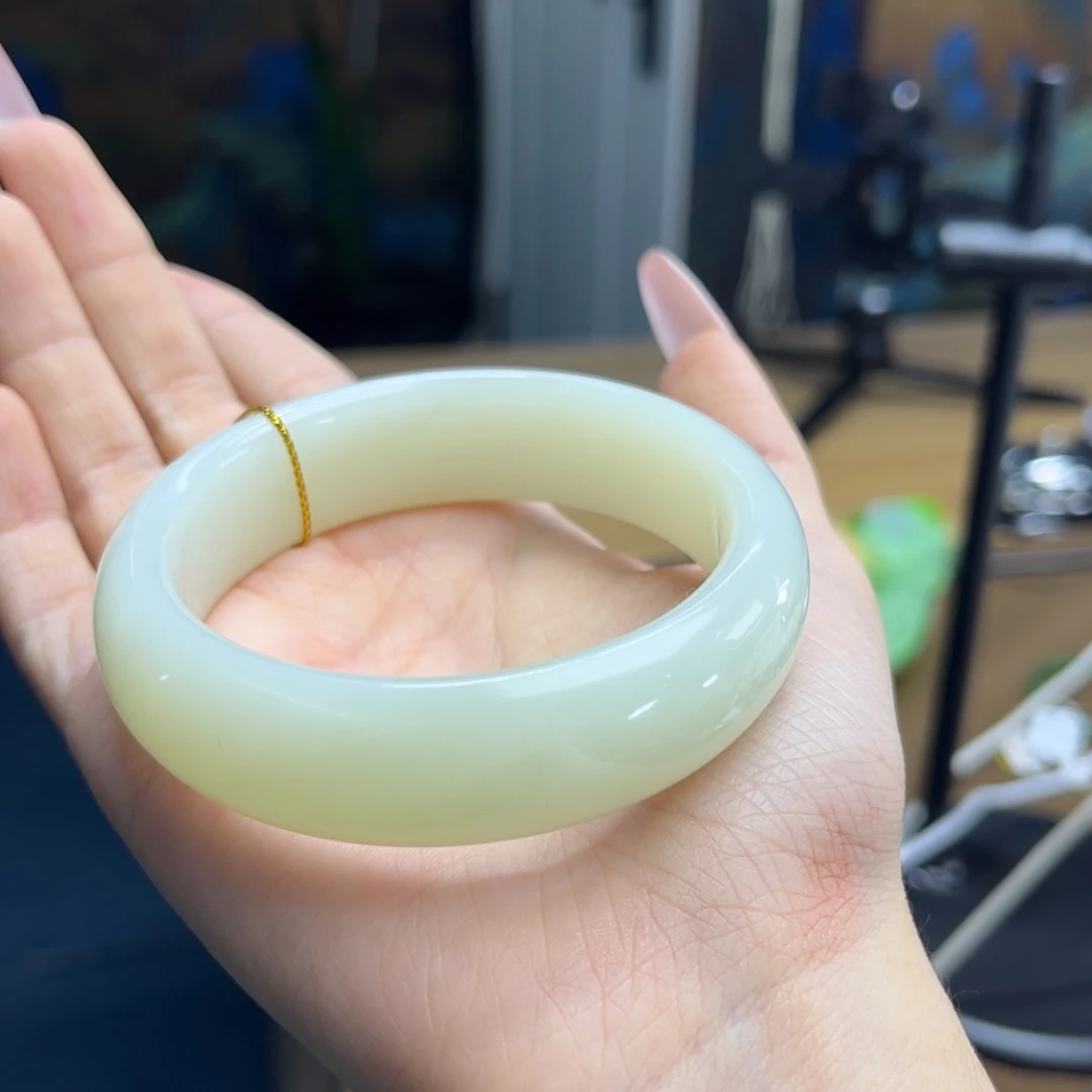 和田玉未镶嵌手镯