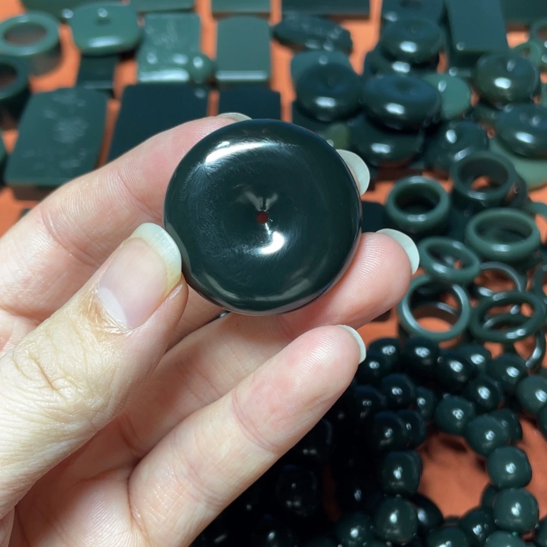 李***哲和田玉未镶嵌颈饰