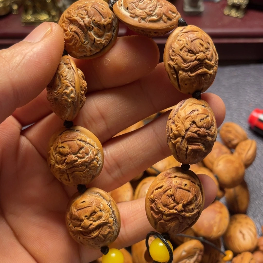 大桃核雕刻瑕疵钟馗头
