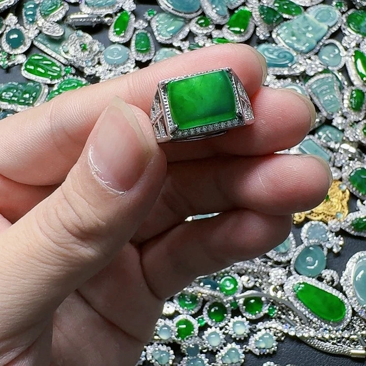 翡翠颈饰未镶嵌天然A货翡翠放漏