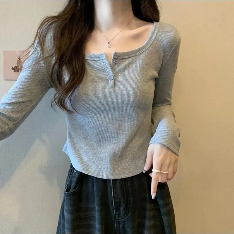 简约灰色方领露锁骨长袖T恤女早秋新款韩版弧形下摆短款打底衫ins