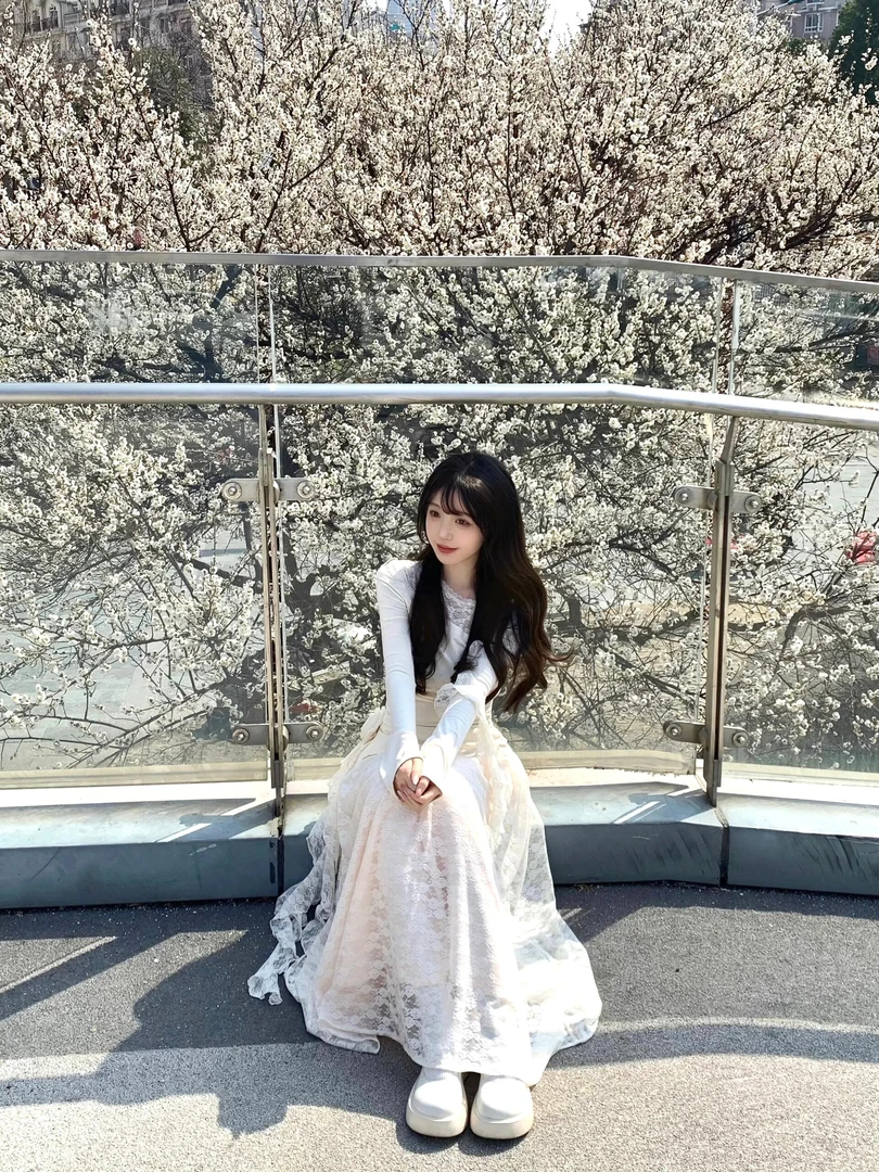 2025春夏新款法式设计感花朵不规则露肩上衣搭配蕾丝半身裙两件套