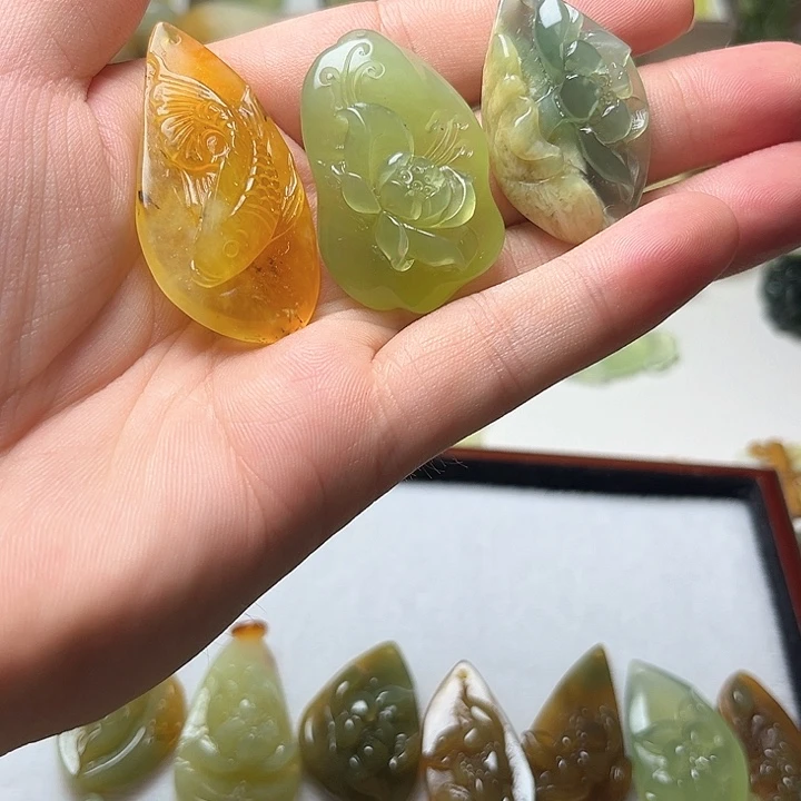 蛇纹石玉未镶嵌颈饰少***柿