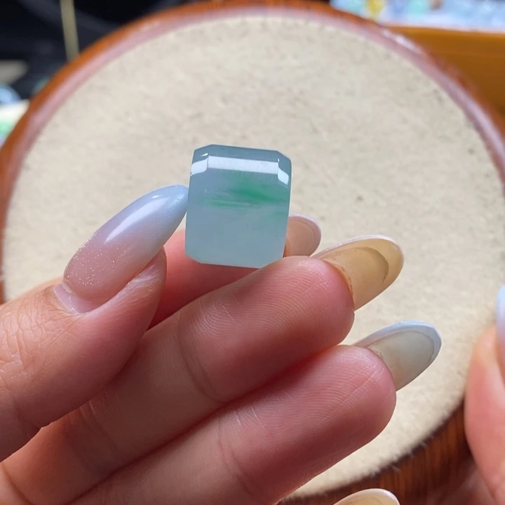 翡翠颈饰未镶嵌翡翠三彩色桶珠