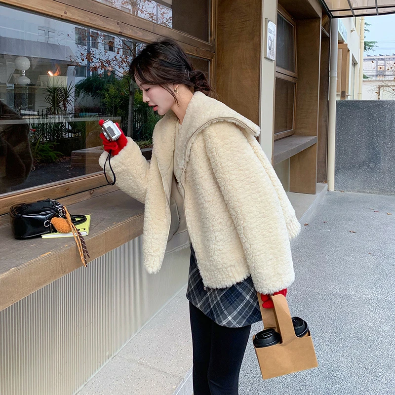 米白色大翻领羊羔毛外套女冬2025新款加厚保暖小个子软糯皮毛一体