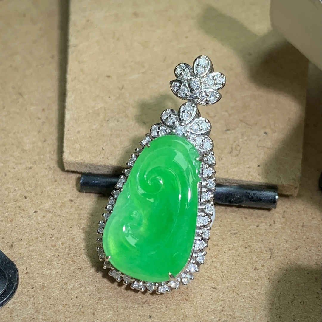 艳阳绿如意吊坠 精致18K镶嵌 四会天然缅甸正宗翡翠 翡翠如意玉坠