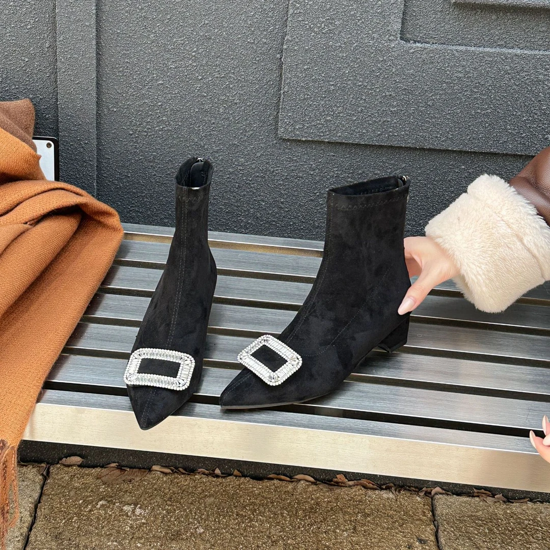 【秋冬穿搭】新款水钻方扣绒面尖头粗跟女靴时尚百搭简约加绒短靴女