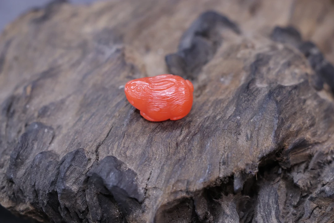 原矿无优化天然南红保山杨柳兔子配饰6号（2.43克左右）未打孔