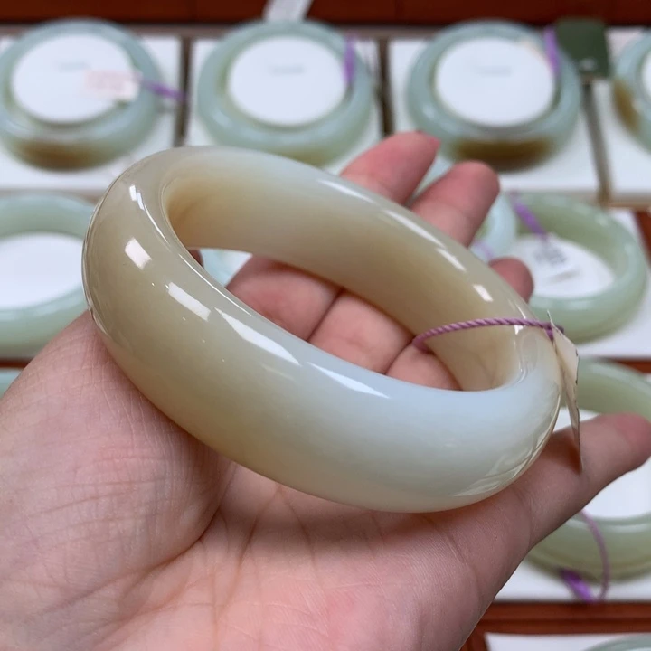 和田玉手镯未镶嵌忘****记