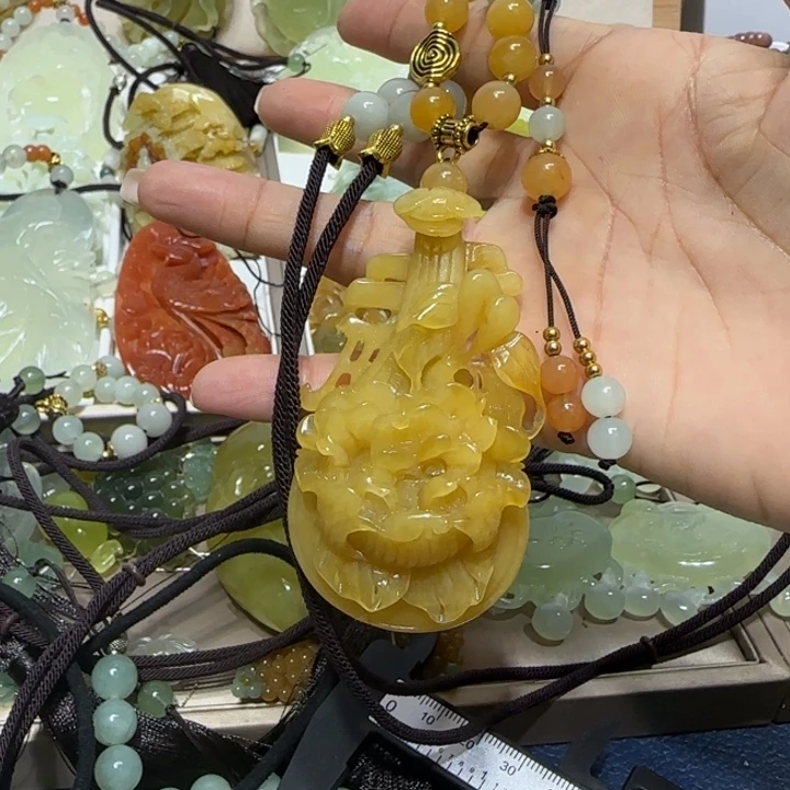 蛇纹石玉吊坠未镶嵌