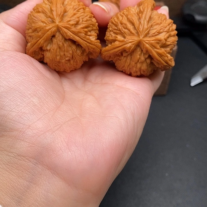 未***迎文玩核桃把件白奔