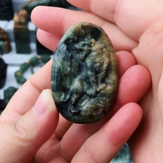 未镶嵌岫岩河磨玉（透闪石质玉）挂件