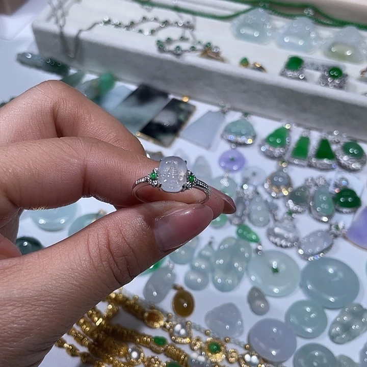 翡翠18K金镶嵌颈饰戒指