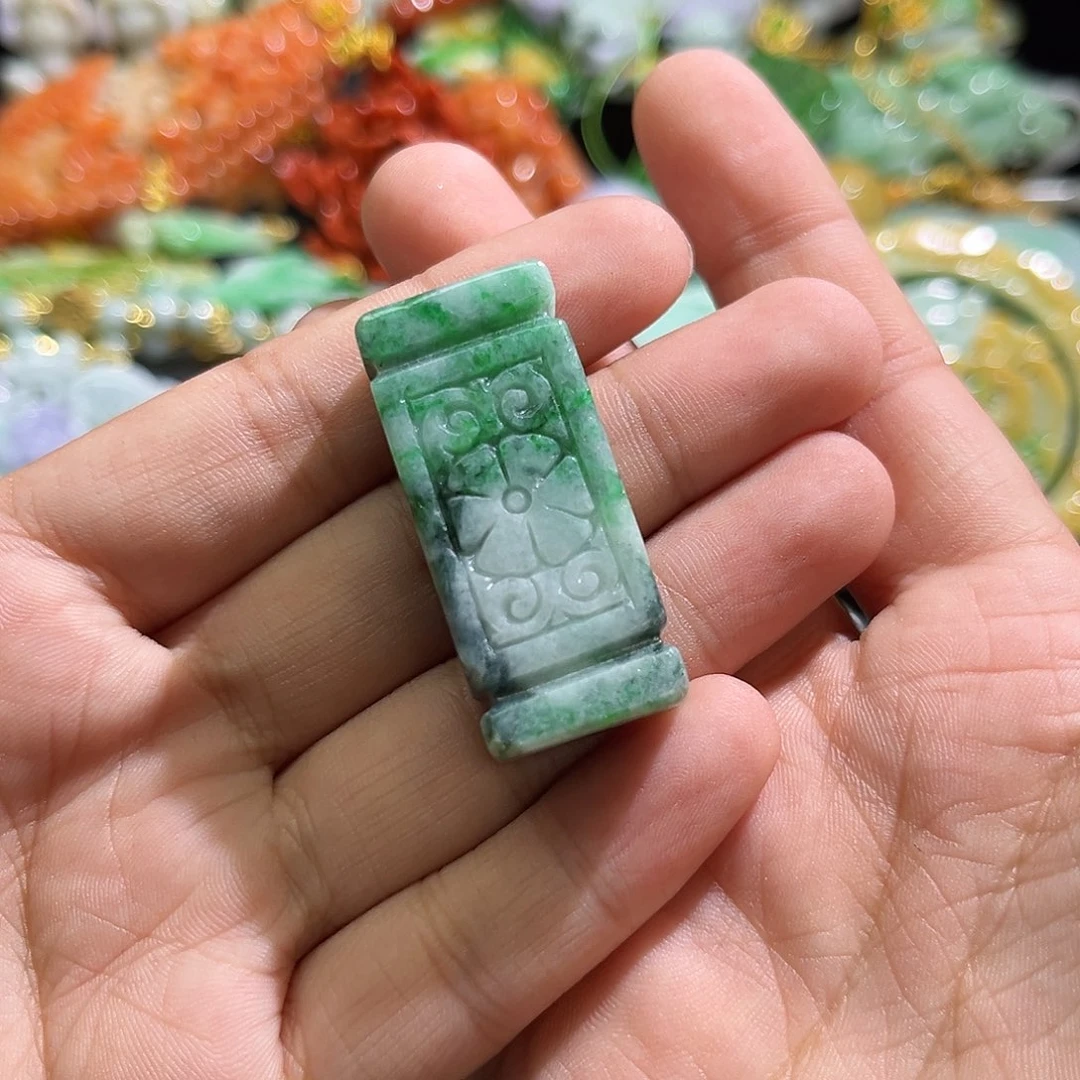 翡翠未镶嵌颈饰待编织