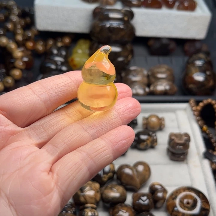 琥珀未镶嵌颈饰蜜蜡