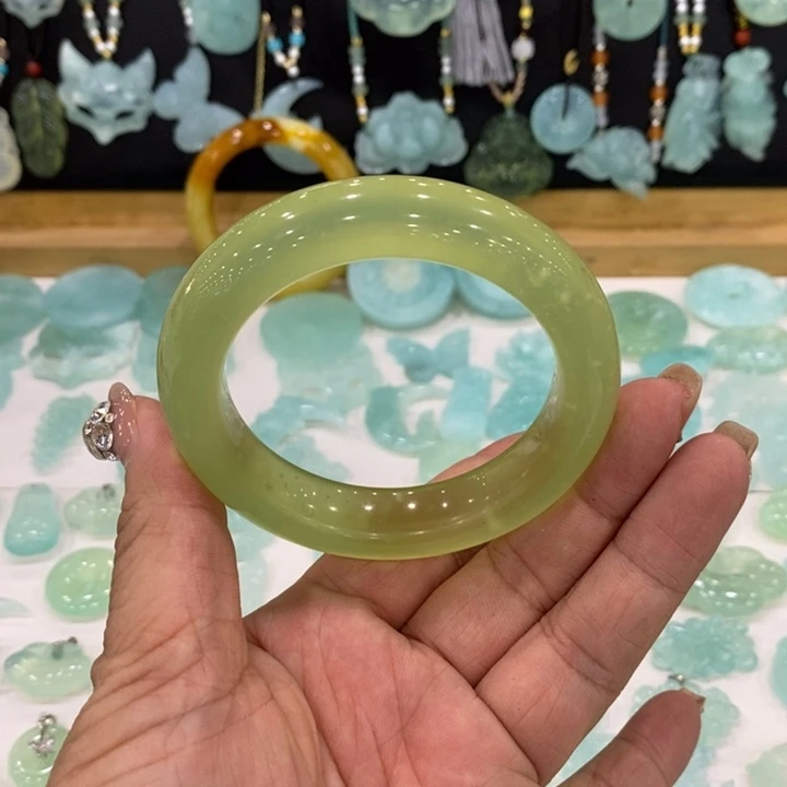 蛇纹石玉未镶嵌颈饰吃****)