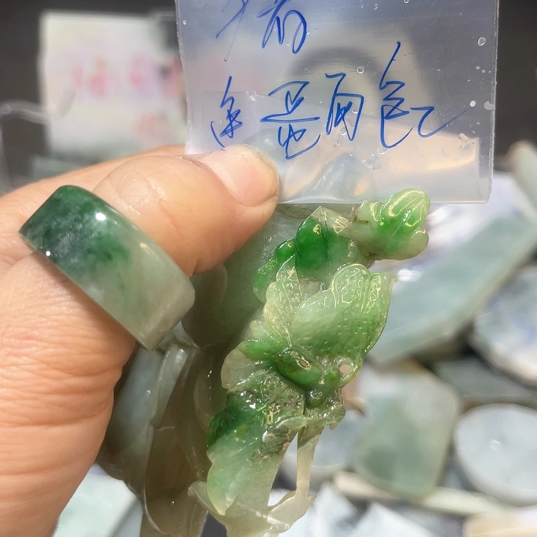 未镶嵌挂件翡翠?**?蛋面包工