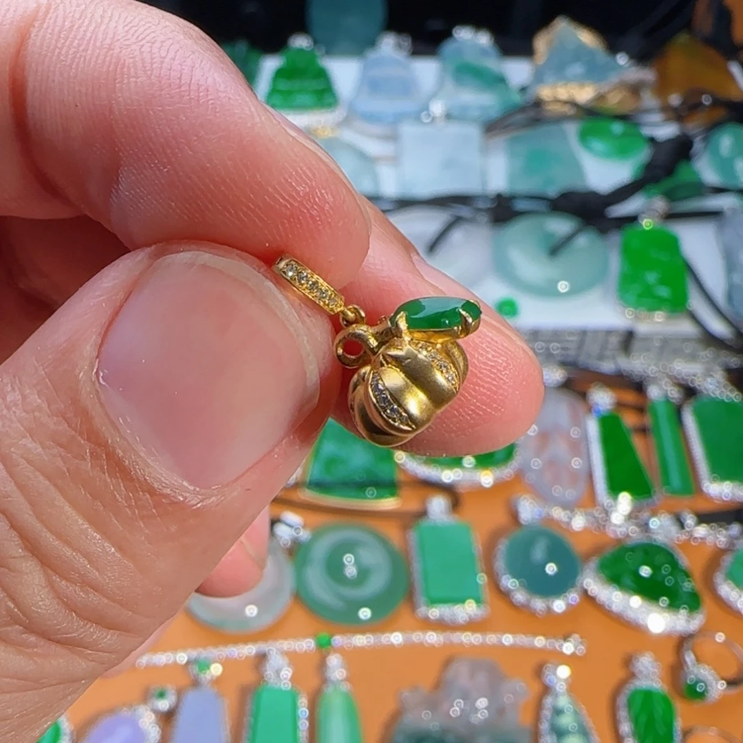 翡翠18K金镶嵌颈饰冰绿随形镶嵌小南瓜