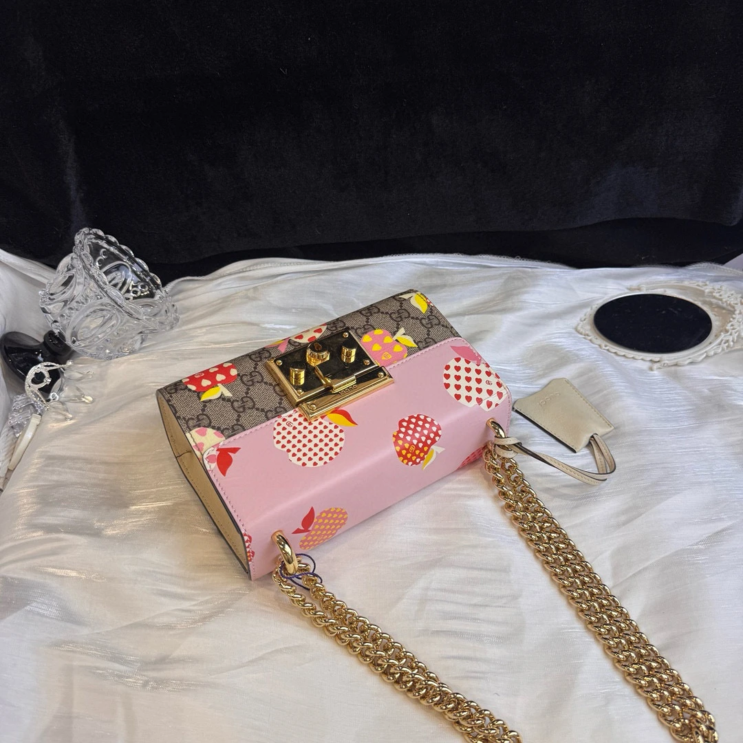 95新 GUCCI/古驰 gucci老花拼粉色草莓斜挎包