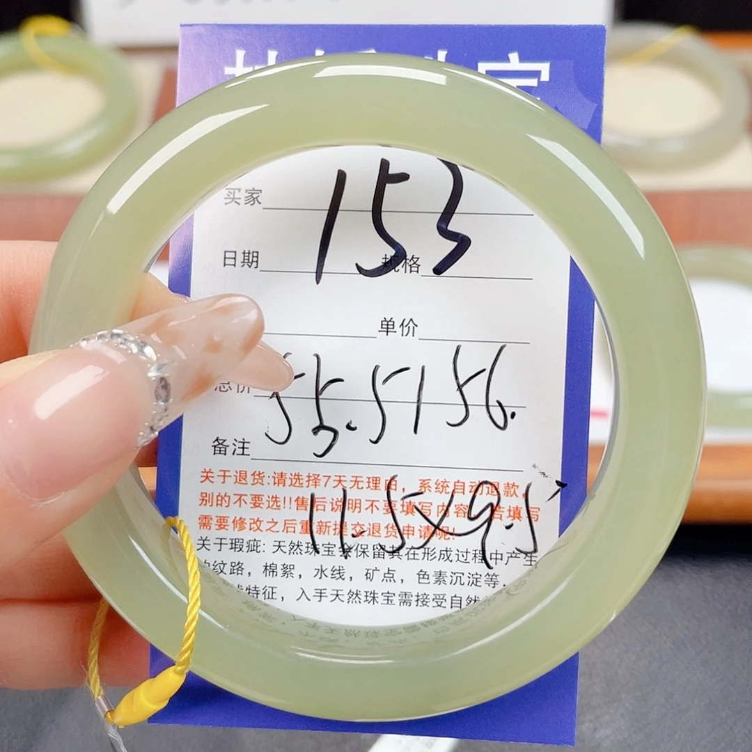 静***姐和田玉未镶嵌手镯