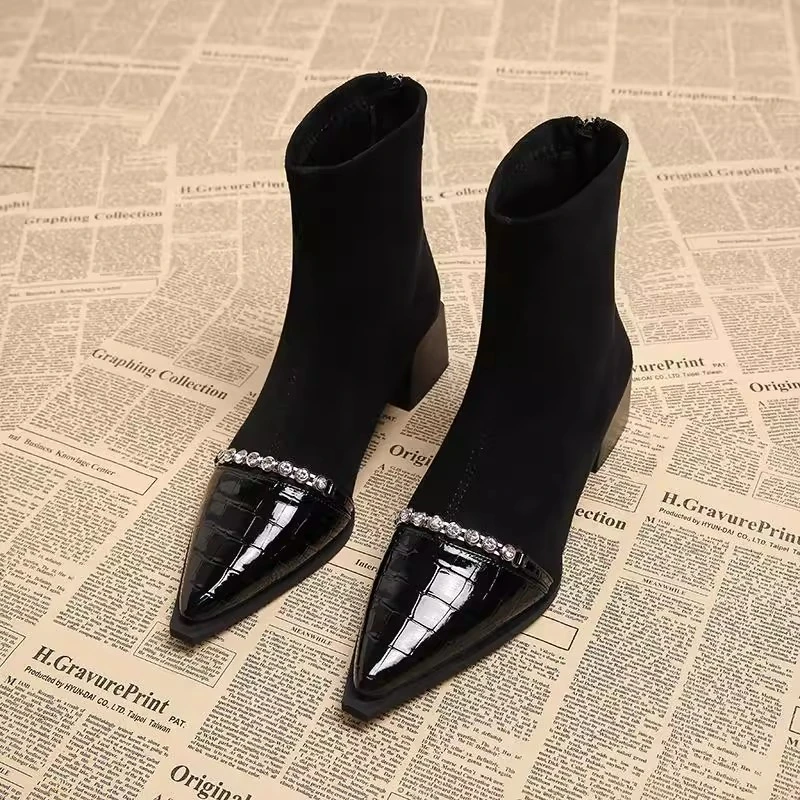 软皮黑色法式尖头短靴2025新款秋冬小香风拼接绒面瘦瘦靴中跟踝靴