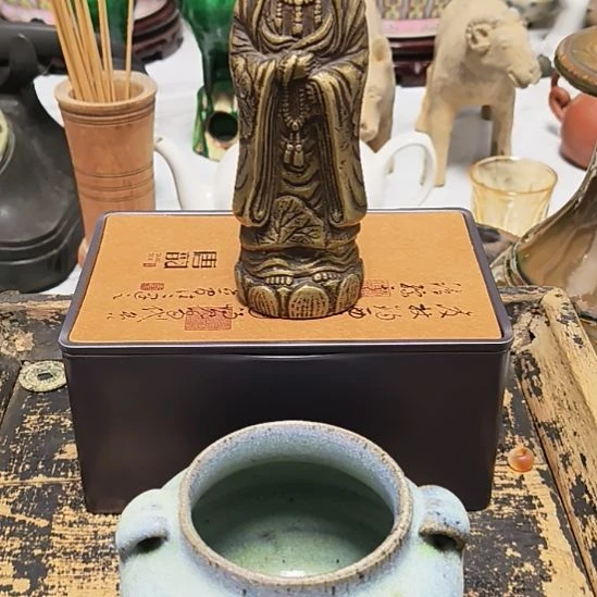 用***0一个铜观音像带一个瓷香炉