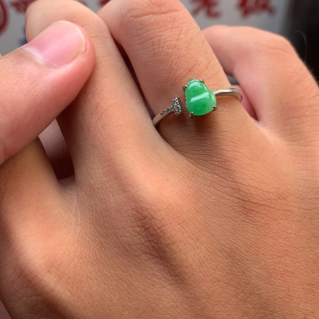 翡翠未镶嵌颈饰你是