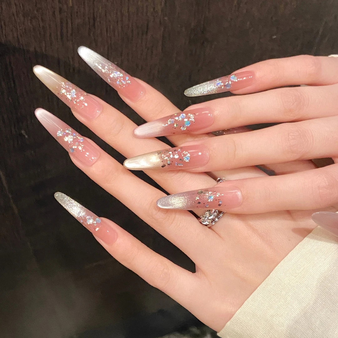 元气彩虹猫眼爆闪纯欲腮红多巴胺动感猫眼纯手工穿戴甲春夏新款