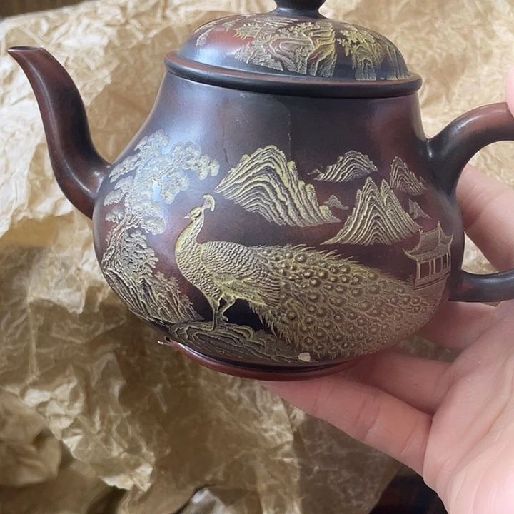 茶壶紫砂原矿泥料，手工制作的一把紫砂壶。