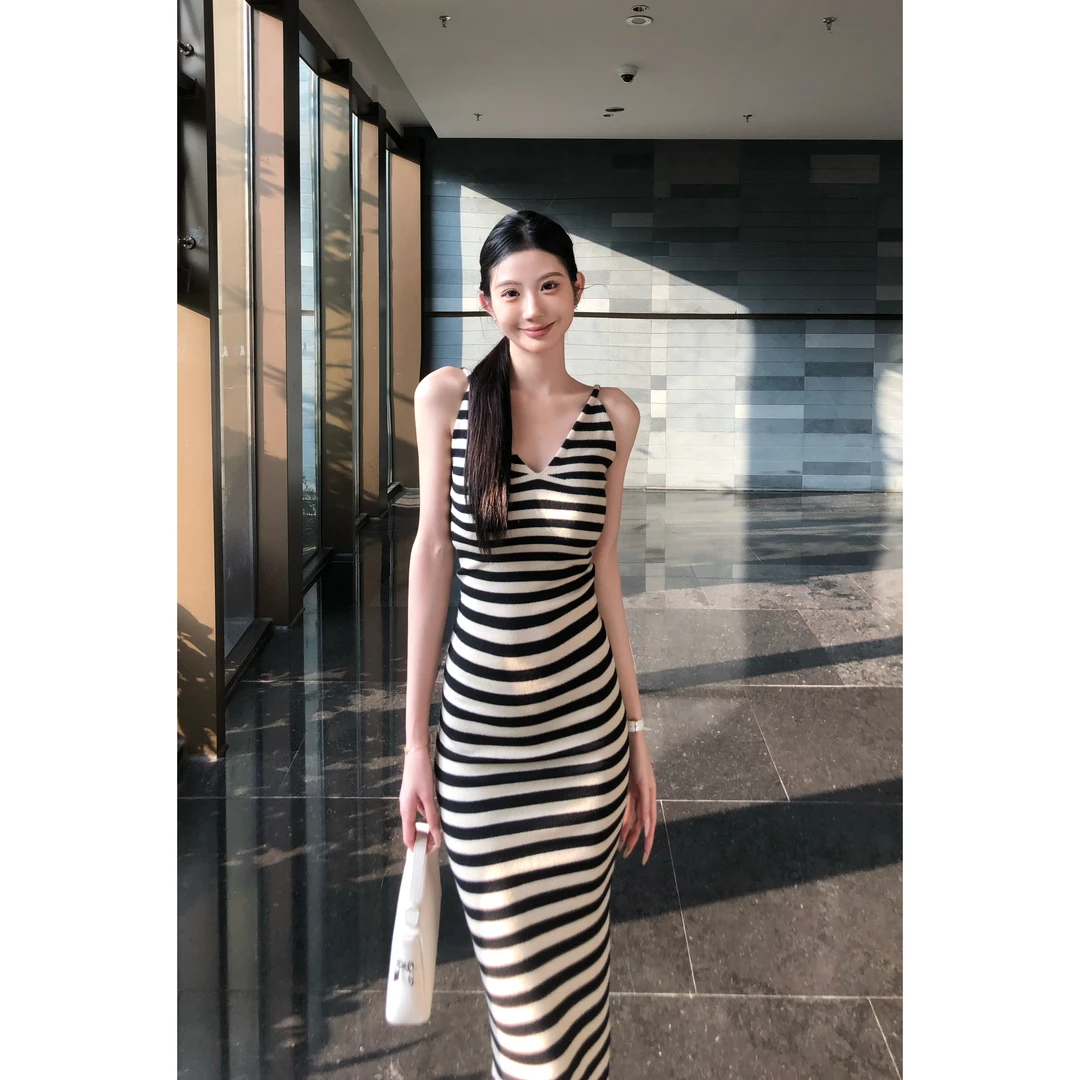 秋冬两件套 黑米条纹V领长款针织连衣裙