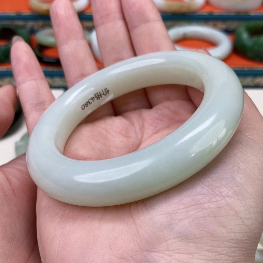 和田玉手镯未镶嵌承***?