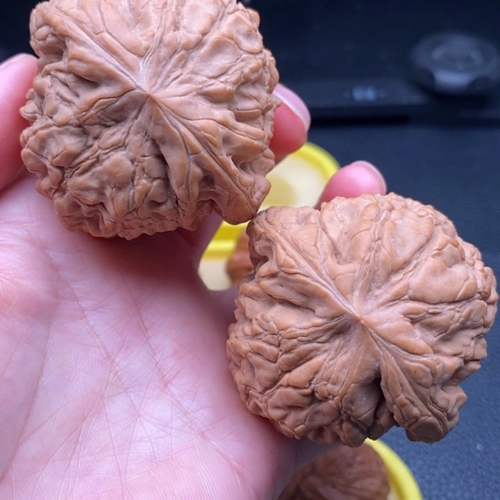 蓝***伊文玩核桃吊坠龙鼎52