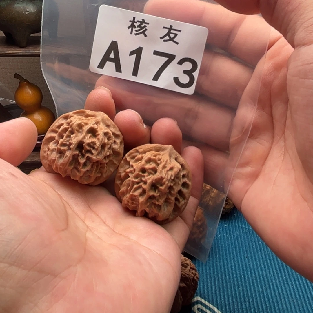 文玩核桃吊坠刀子山