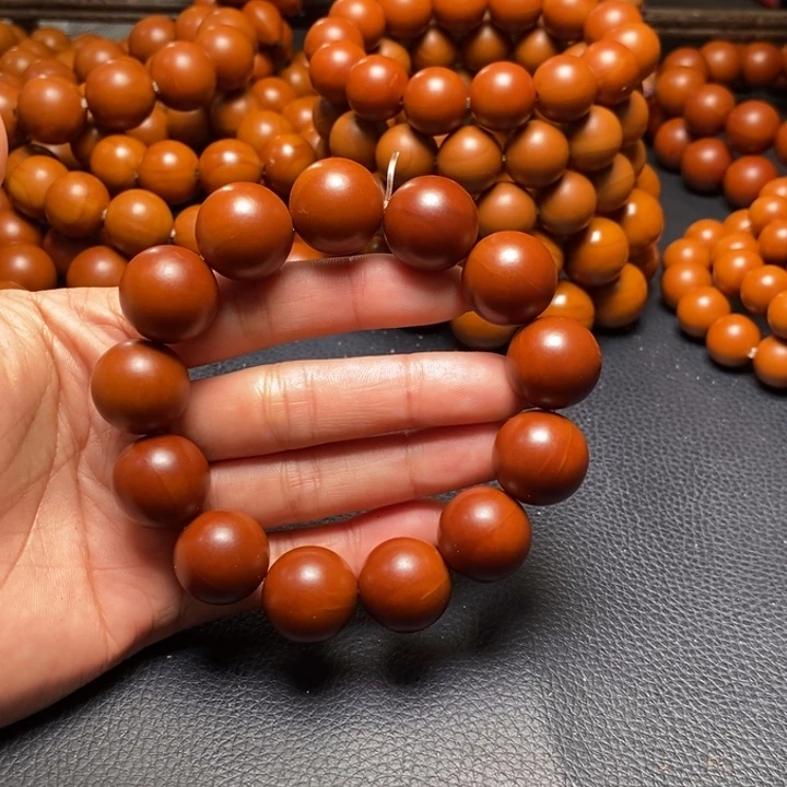 橄榄核吊坠1.8尺寸树王鸡血红光珠全品