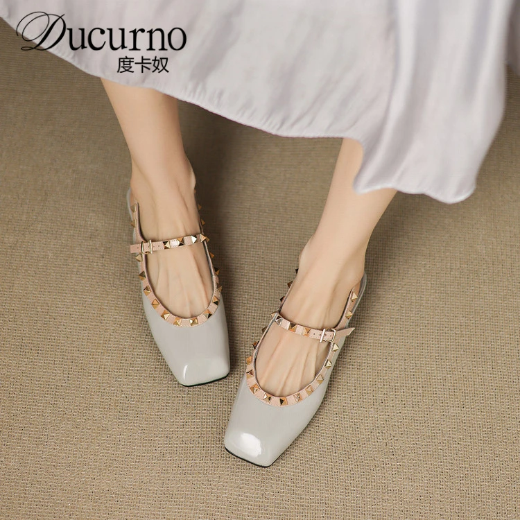 DUCURNO法式铆钉一字带后空玛丽珍鞋女2025新款方头浅口包头凉鞋