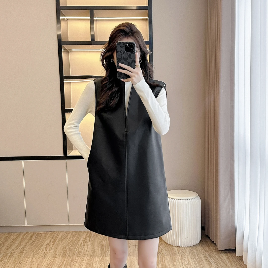 2025新款极简风无袖连衣裙女秋冬v领气质小个子pu皮马甲背心裙子