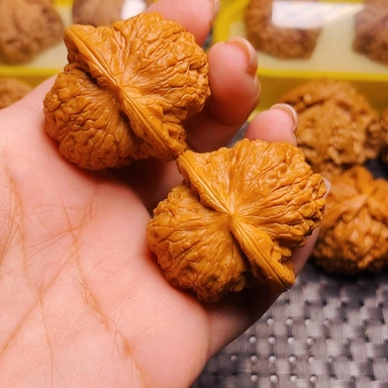 文玩核桃血麒麟一对