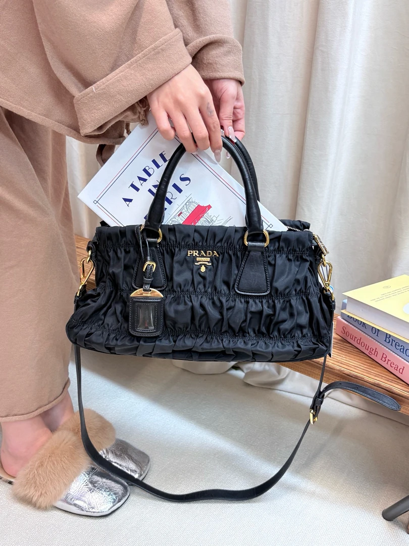 95新 Prada/普拉达 prada 黑金降落伞斜挎包(K)