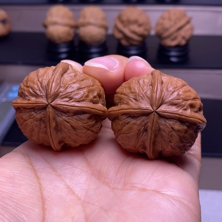 文玩核桃把件金龙抱玺四楞41