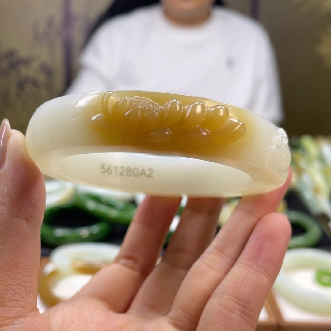 和田玉未镶嵌手镯