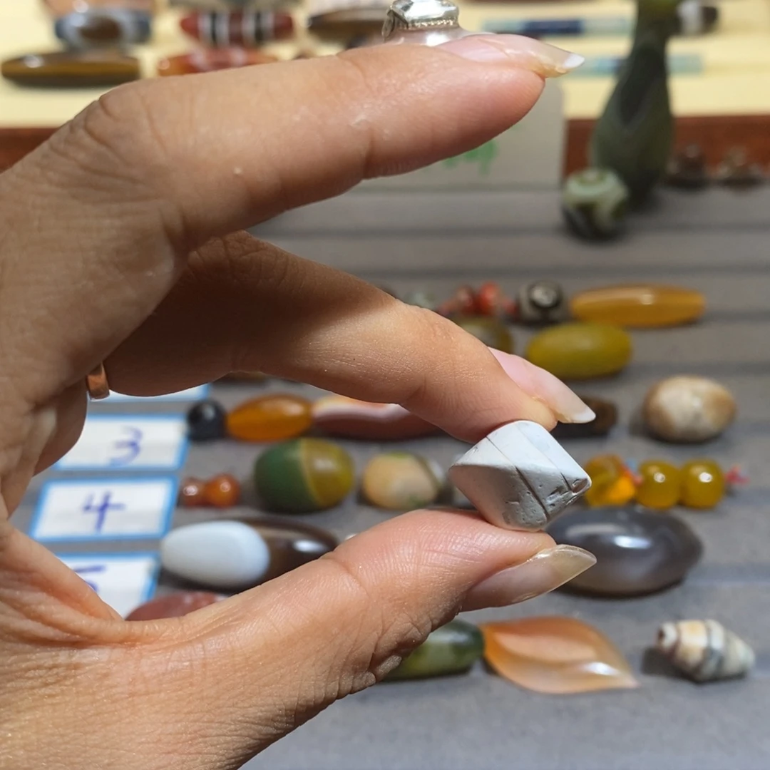 鲁***仰玛瑙/玉髓颈饰合金