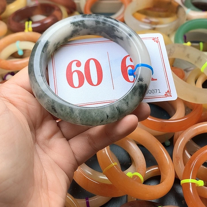 未镶嵌石英质玉（黄龙玉）手镯