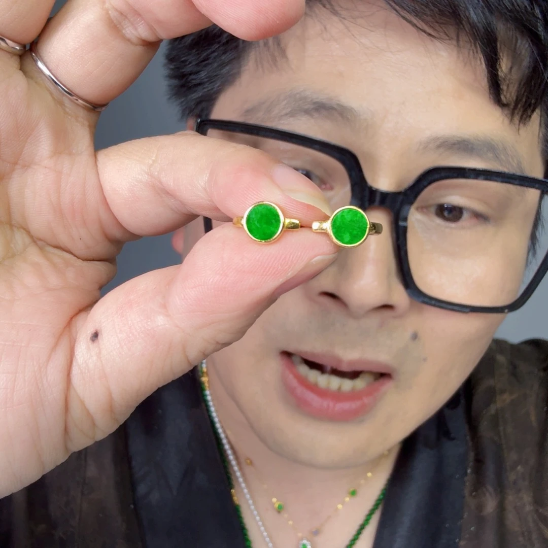 翡翠未镶嵌颈饰一对