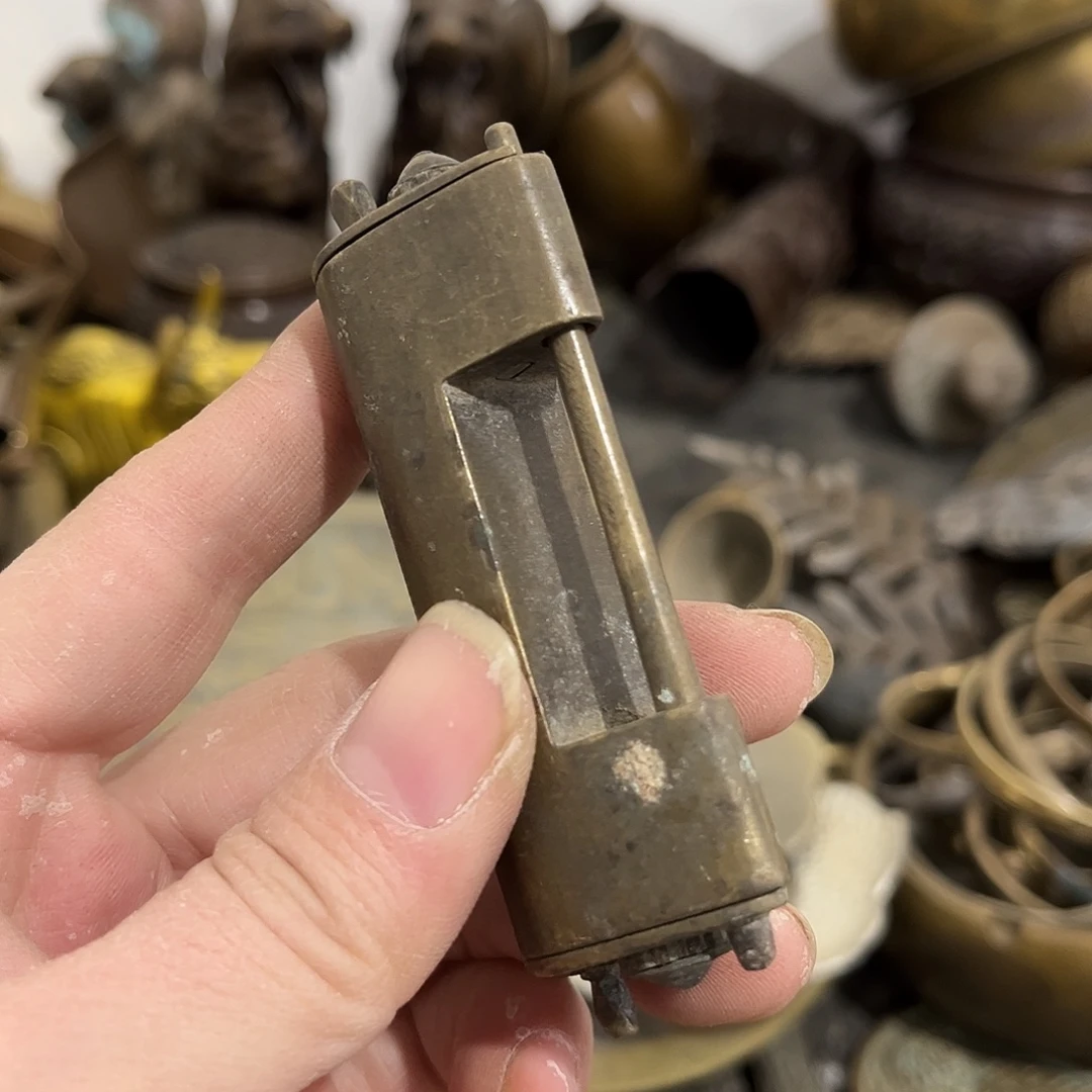 一***俗闪电购铜摆件工艺品