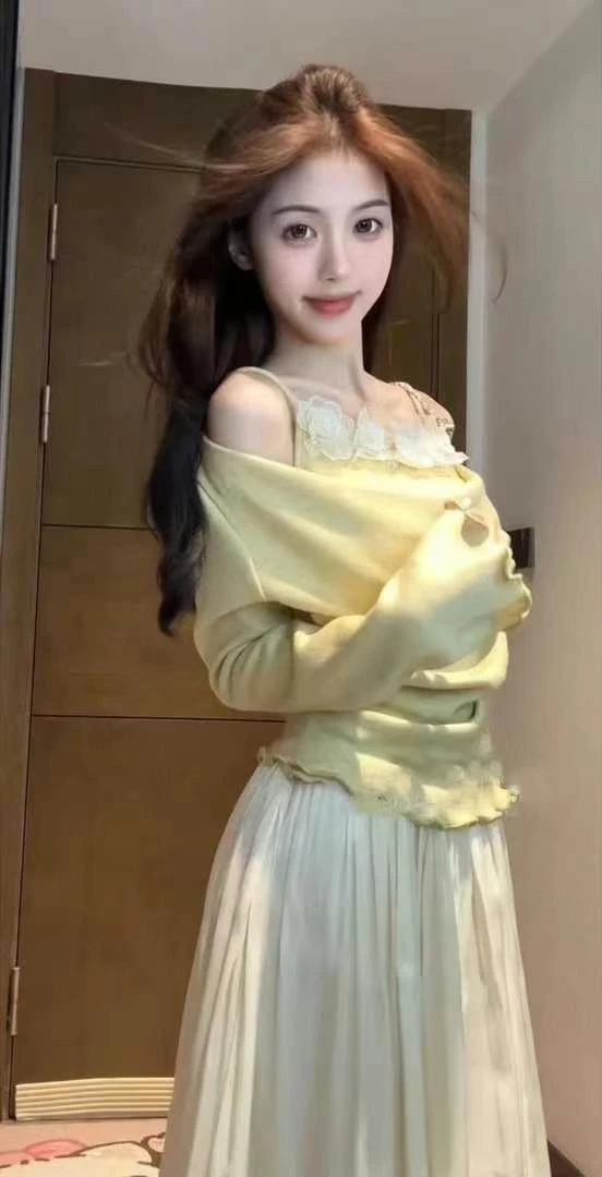 2025新款短款长袖女一字领不起球针织时尚气质抹胸网红套装裙法式