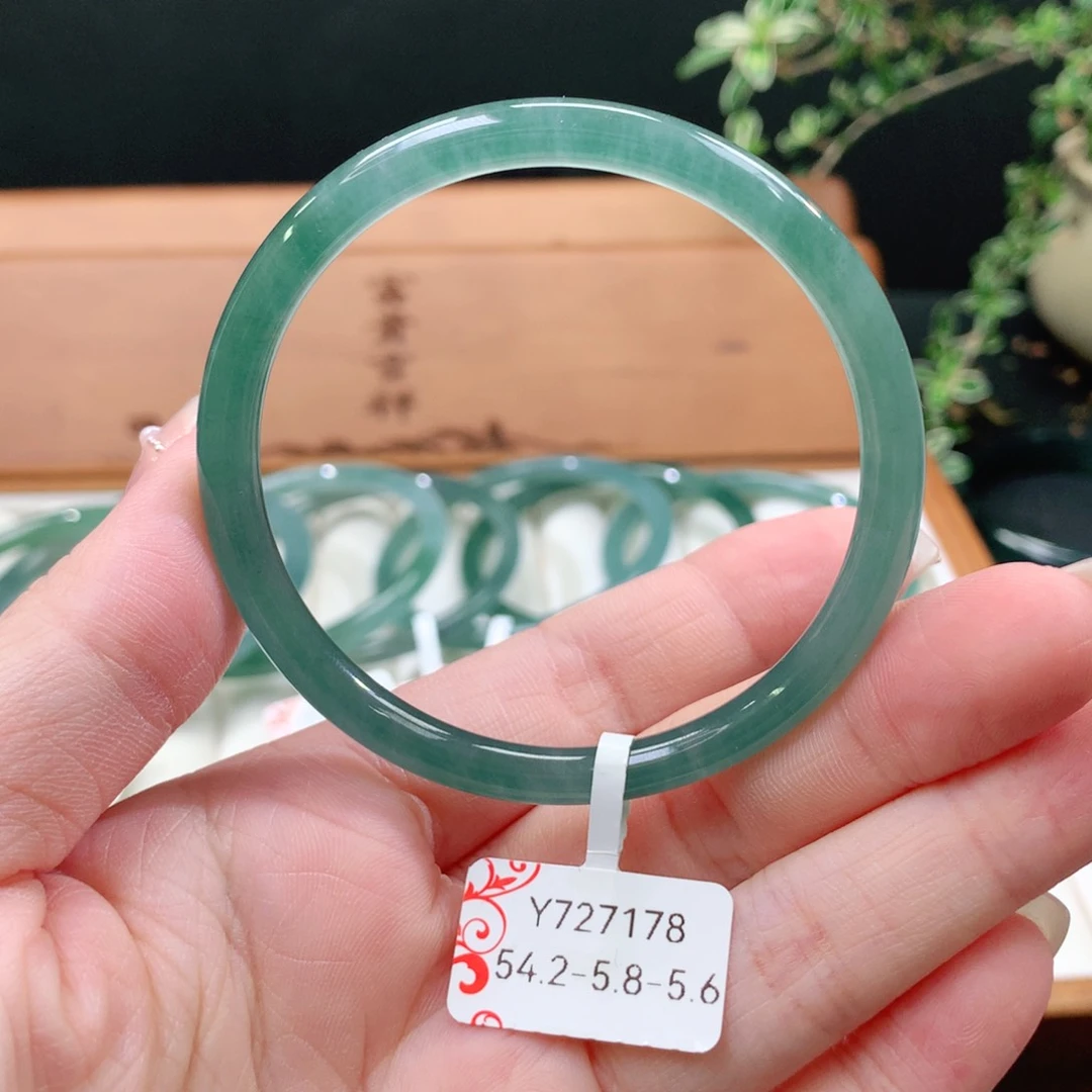 翡翠手镯未镶嵌天然