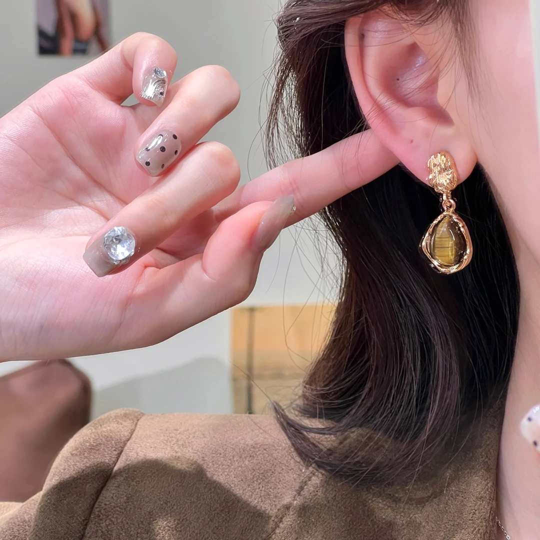 合金耳饰 美拉德耳环女小众设计感高级法式复古耳圈秋冬耳饰方脸