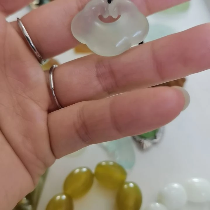 未镶嵌蛇纹石玉吊坠