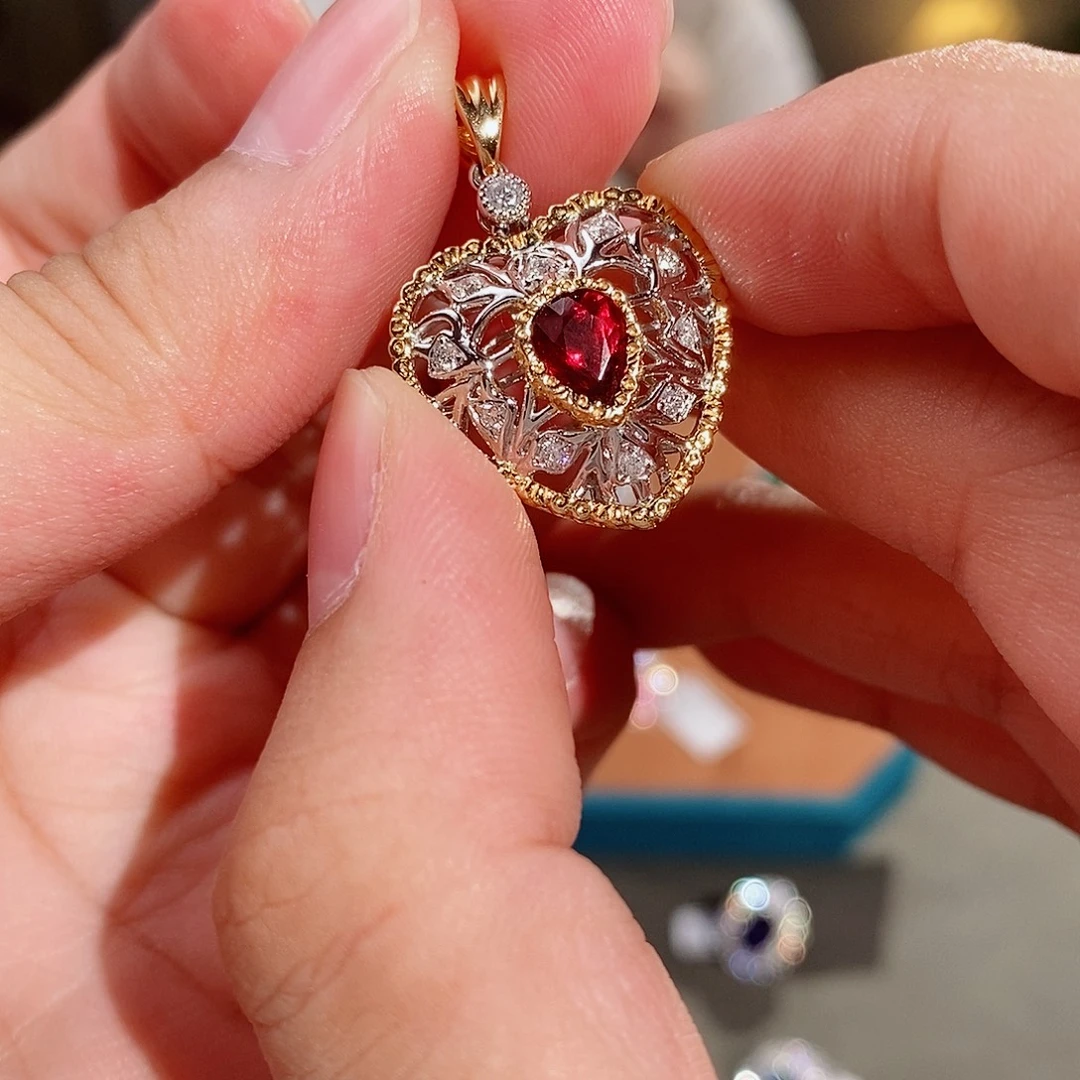18K金镶嵌红宝石吊坠(不含链)吉尔德无烧鸽血红1ct